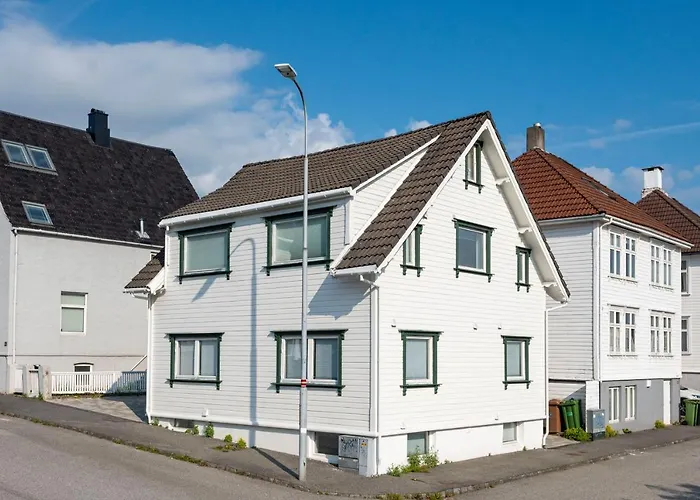 Practical Basement Apt With All Home Comforts Close To City Centre